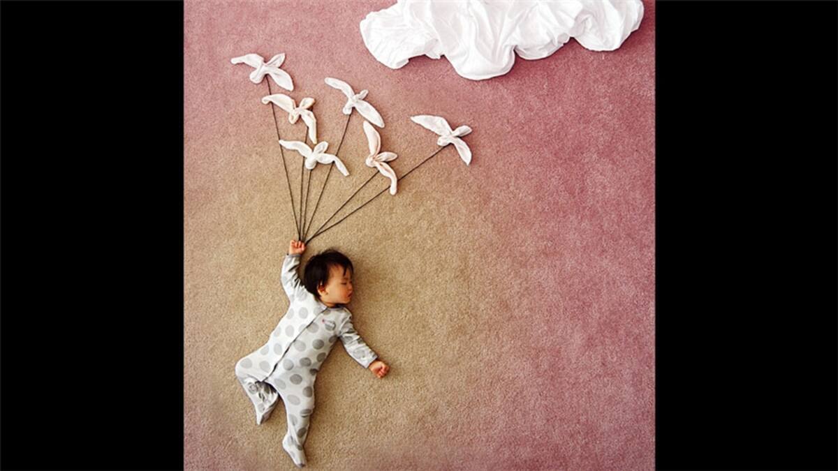 "Utilizo tanto color como puedo, como si se tratase de  un libro infantil ilustrado. Uso faldas para Luna, calcetines para los peces, cinturones para las serpientes. Antes, todas las fotos se las tomaba cuando dormía. Ahora que eha crecido un poco lo fotografío despierto".