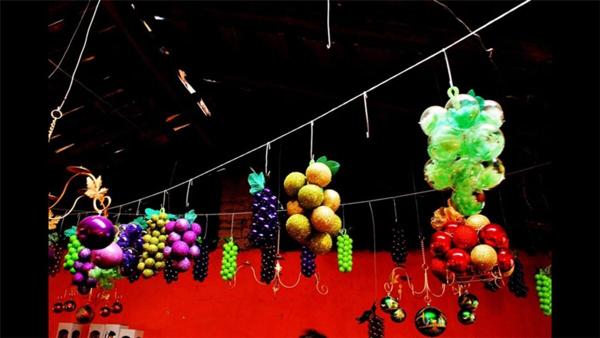 Navidad en Tlalpujahua, Michoacán, México.  Dice Alfredo Leiva que cada año los habitantes del pueblo mágico de Tlalpujahua se preparan para lo que distingue a este bello pueblo, y eso es la elaboración de esferas navideñas. La mayoría de ellas son exportadas a todo el mundo. Los integrantes de cada familia son auténticos artesanos y todo el trabajo es hecho a mano, desde la elaboración de la esfera misma hasta su pintura llena de detalles. Lo único que se nesesita es: vidrio, fuego y color.