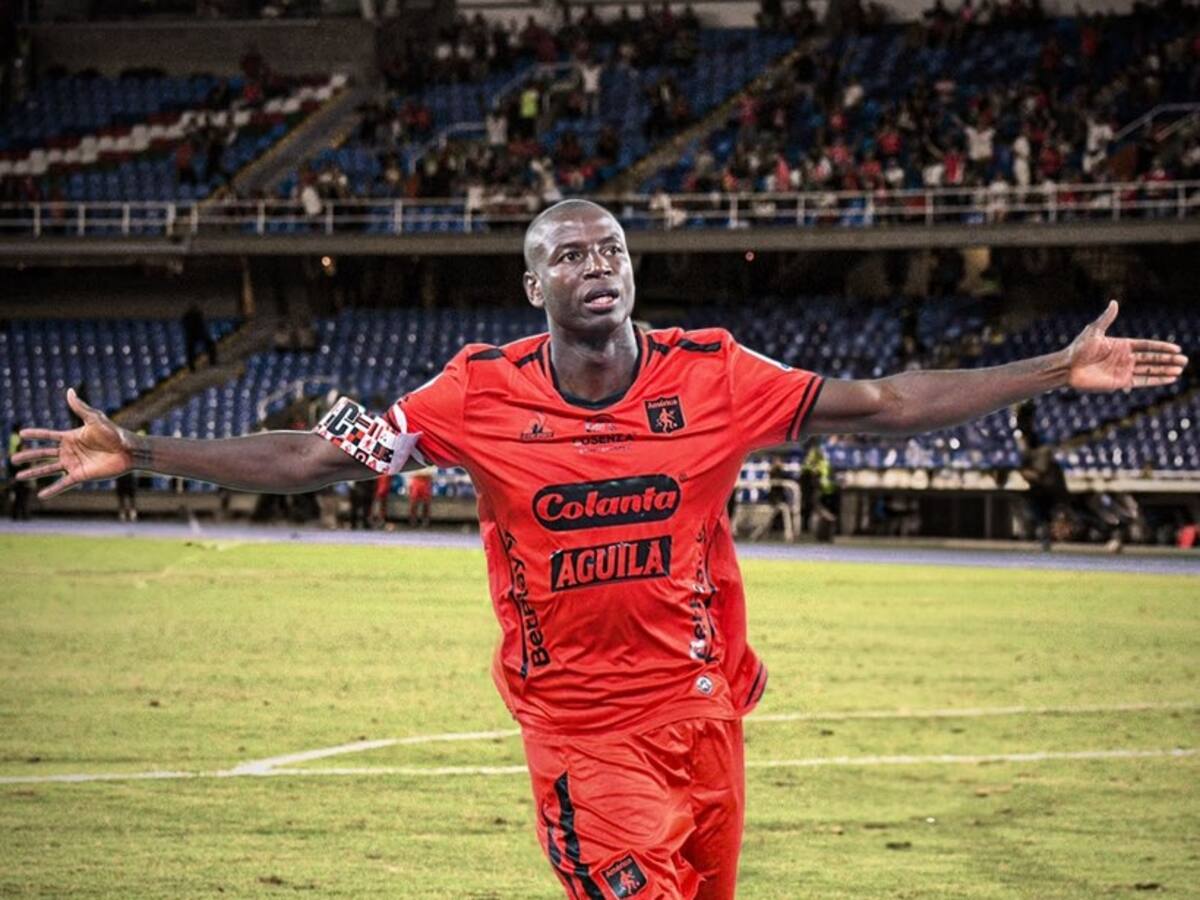 Adrián Ramos le huye al retiro: ya estaría negociando con otro equipo del país