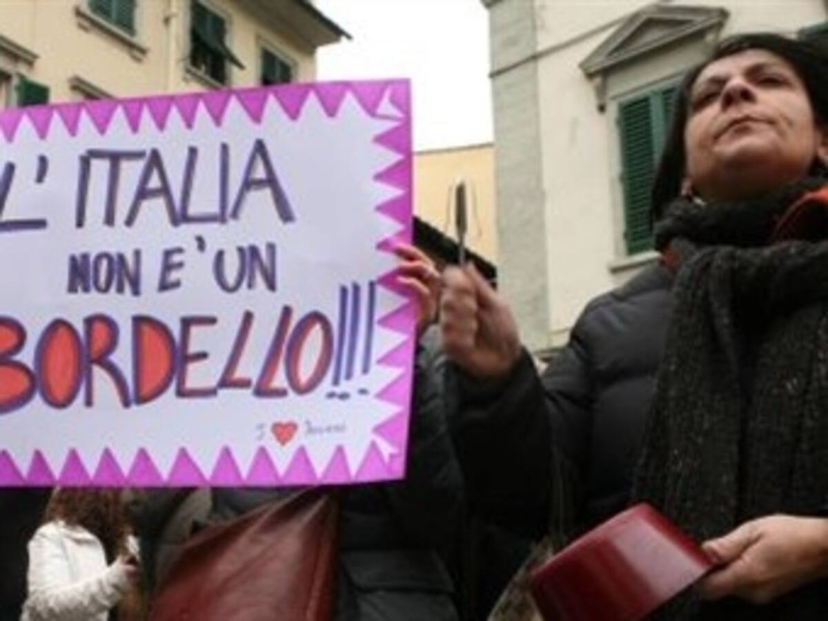 Miles de mujeres piden la dimisión de Berlusconi