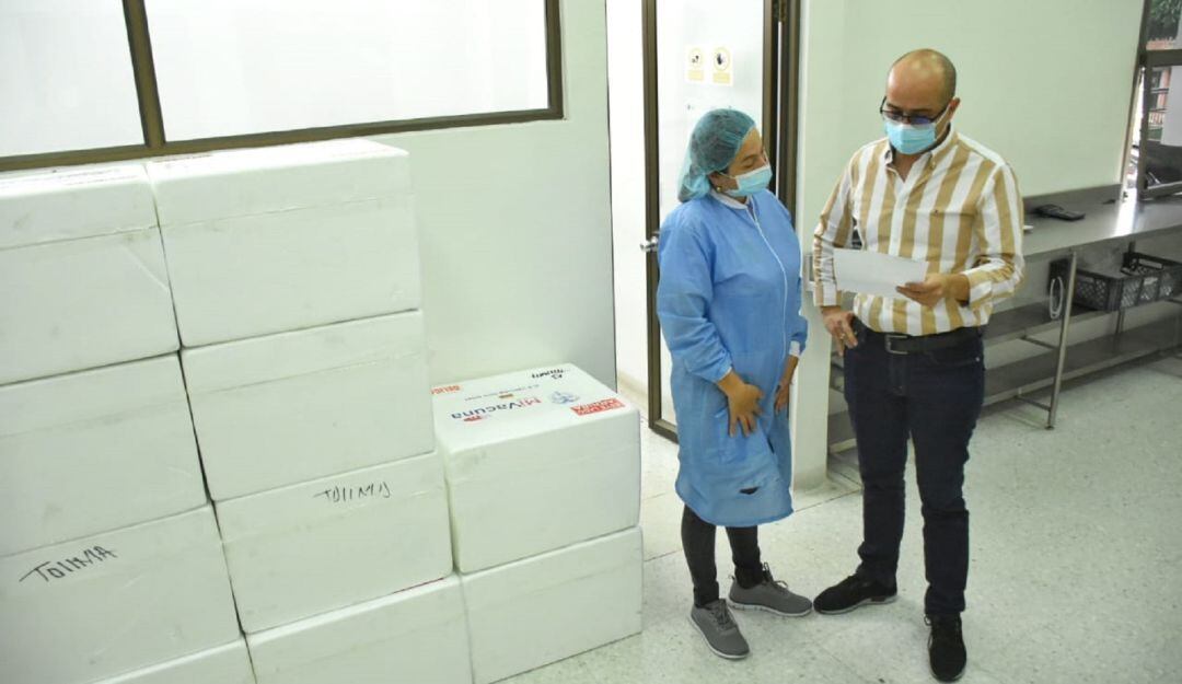 El secretario de Salud del Tolima, Jorge Bolívar recibió las nuevas dosis.