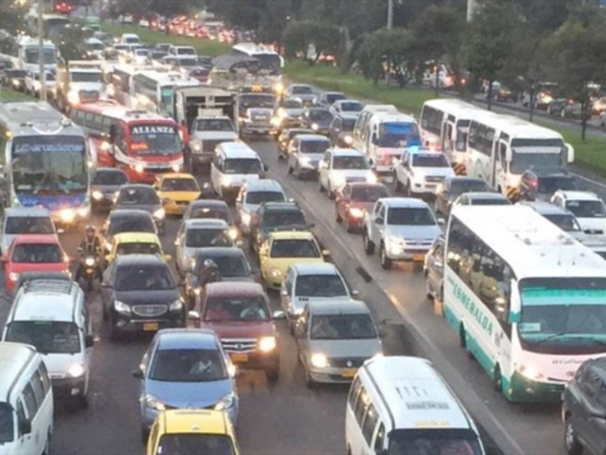 Enorme trancón en la Autopista Norte por furgón volcado
