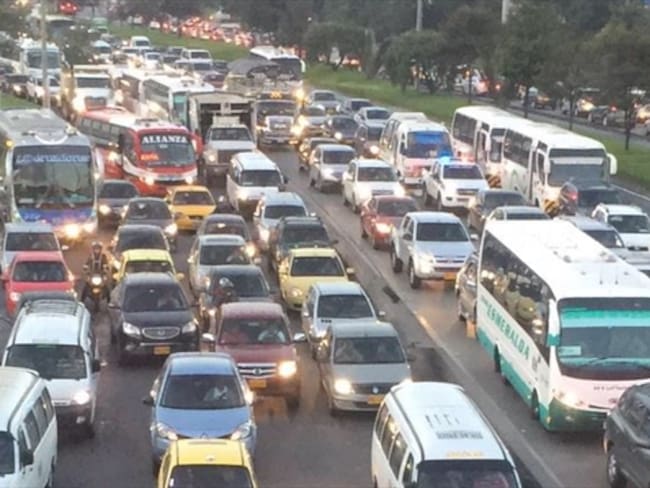 Enorme trancón en la Autopista Norte por furgón volcado