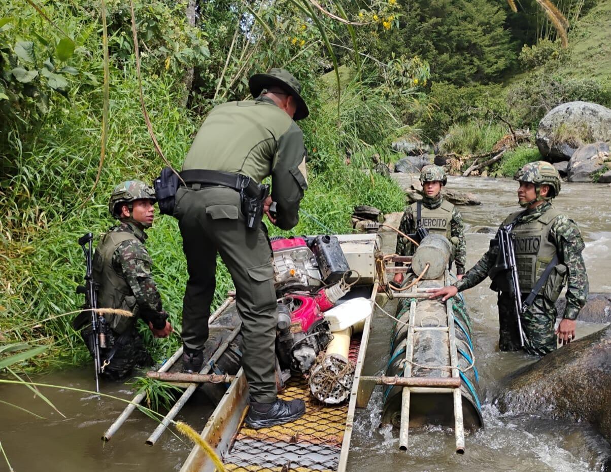 Destrucción de maquinaria para minería ilegal en Marinilla, Antioquia. Foto: Ejército