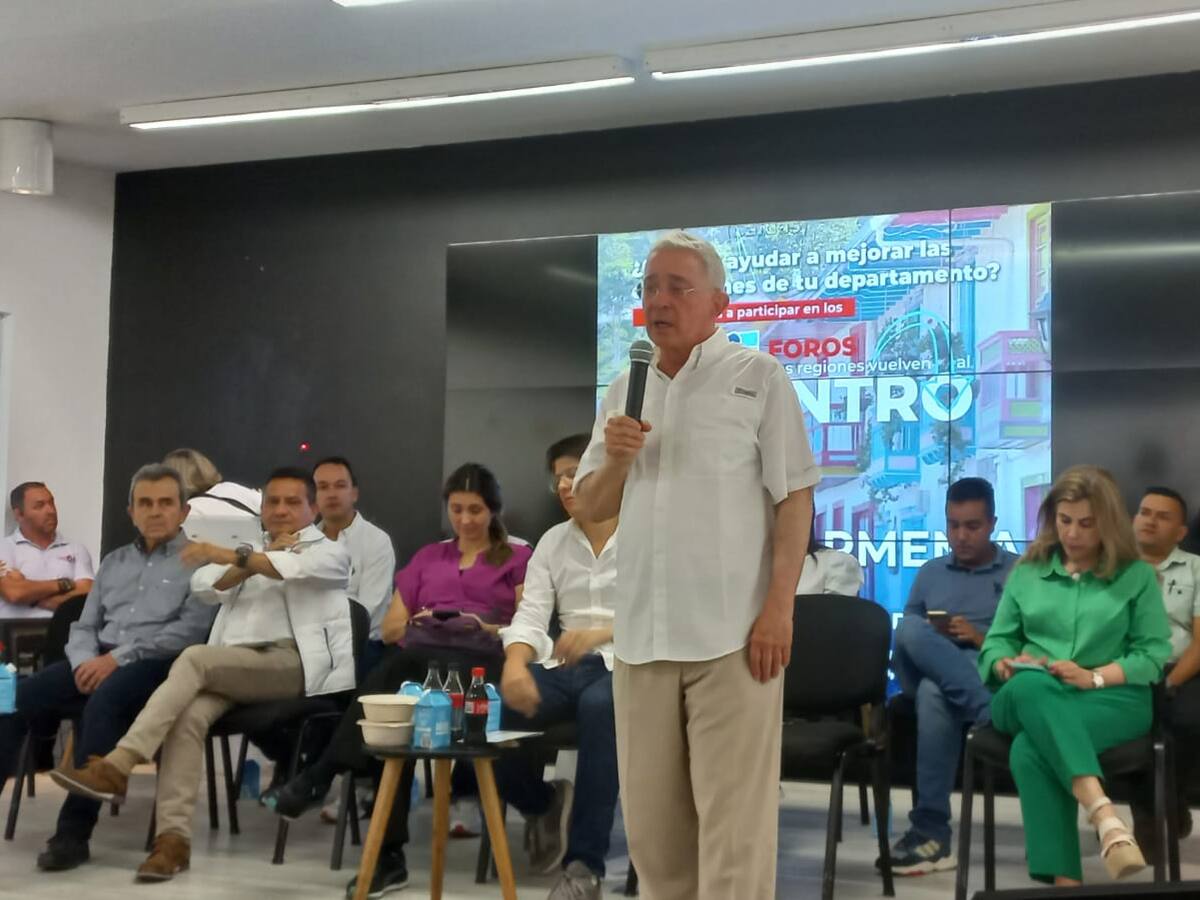 Uribe socializó borrador con preguntas para consulta en contra de la reforma a la salud