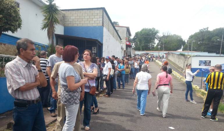 Tachirenses hacen largas filas para participar de la jornada electoral.