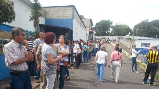 Tachirenses hacen largas filas para participar de la jornada electoral.