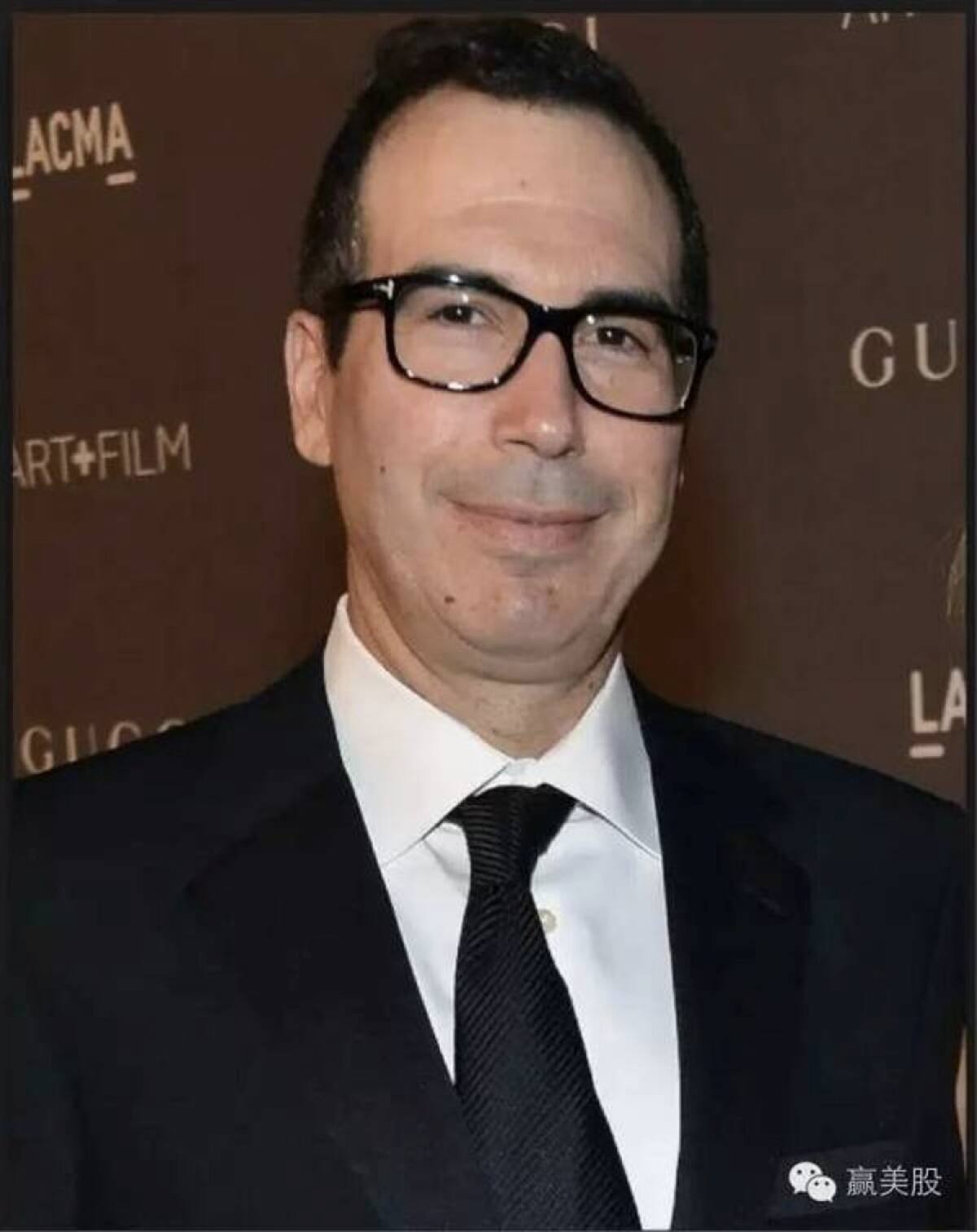 Wall Street seguirá al mando del Tesoro: Steven Mnuchin es un exbanquero de 53 años de edad. Fue jefe de Finanzas de Trump durante la campaña. Es considerado un insider de Wall Street y un defensor de una "mano flexible" con bancos y fondos. Ahora será su "secretario del Tesoro" o ministro de Finanzas.