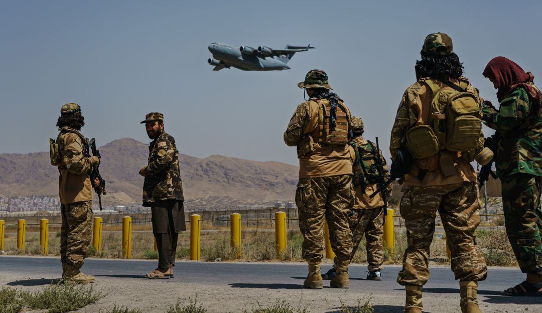 Talibanes observan salida de vuelos desde el aeropuerto de Kabul (Afganistán).