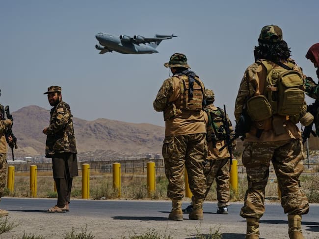 Talibanes observan salida de vuelos desde el aeropuerto de Kabul (Afganistán).