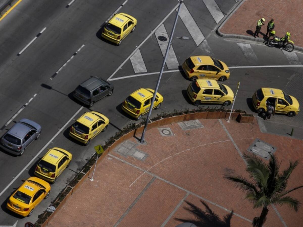 Distrito no contempla levantar el pico y placa para taxis en Bogotá