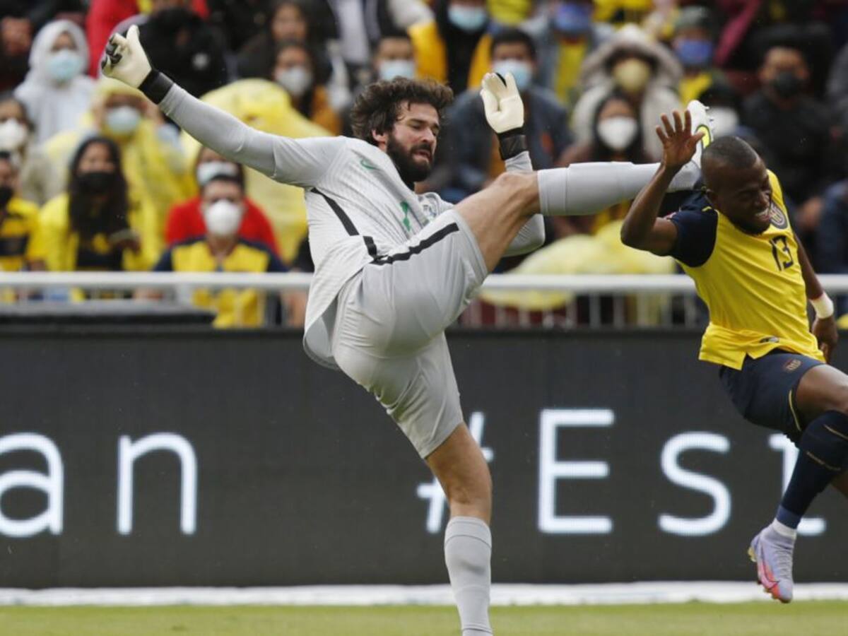 Alisson Becker y su reacción por ver dos veces la roja y no salir expulsado