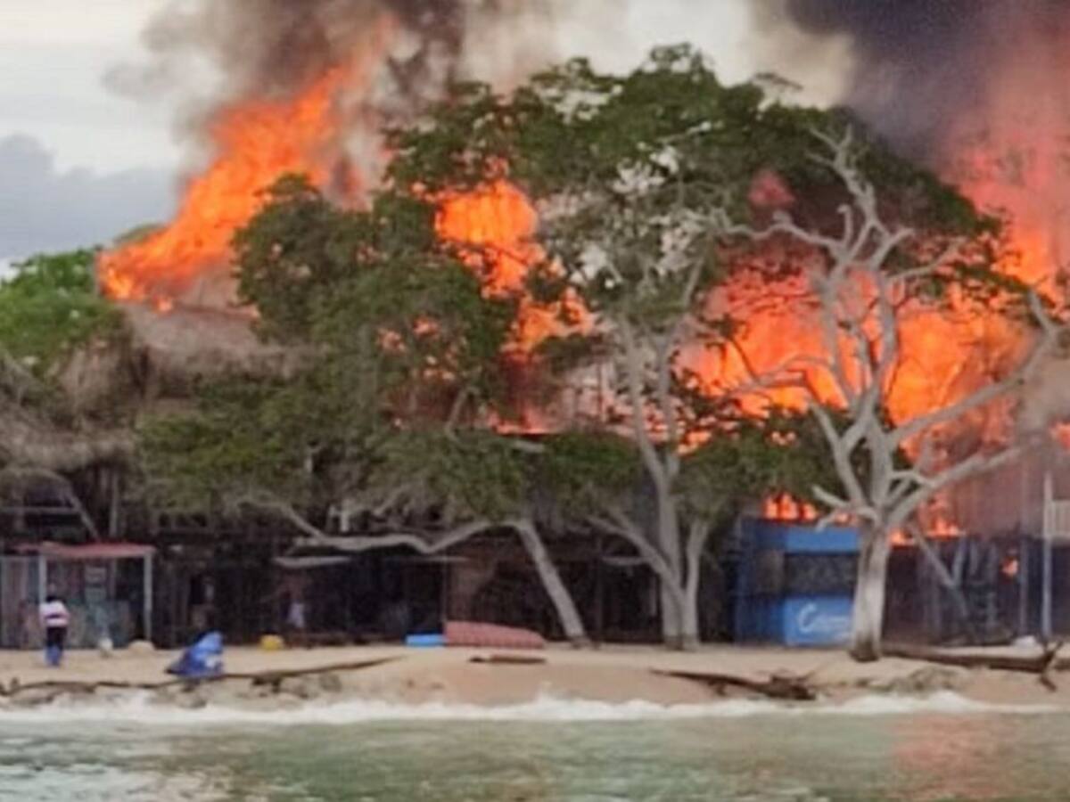 Incendio consume kioscos de Playa Blanca en la zona insular de Cartagena