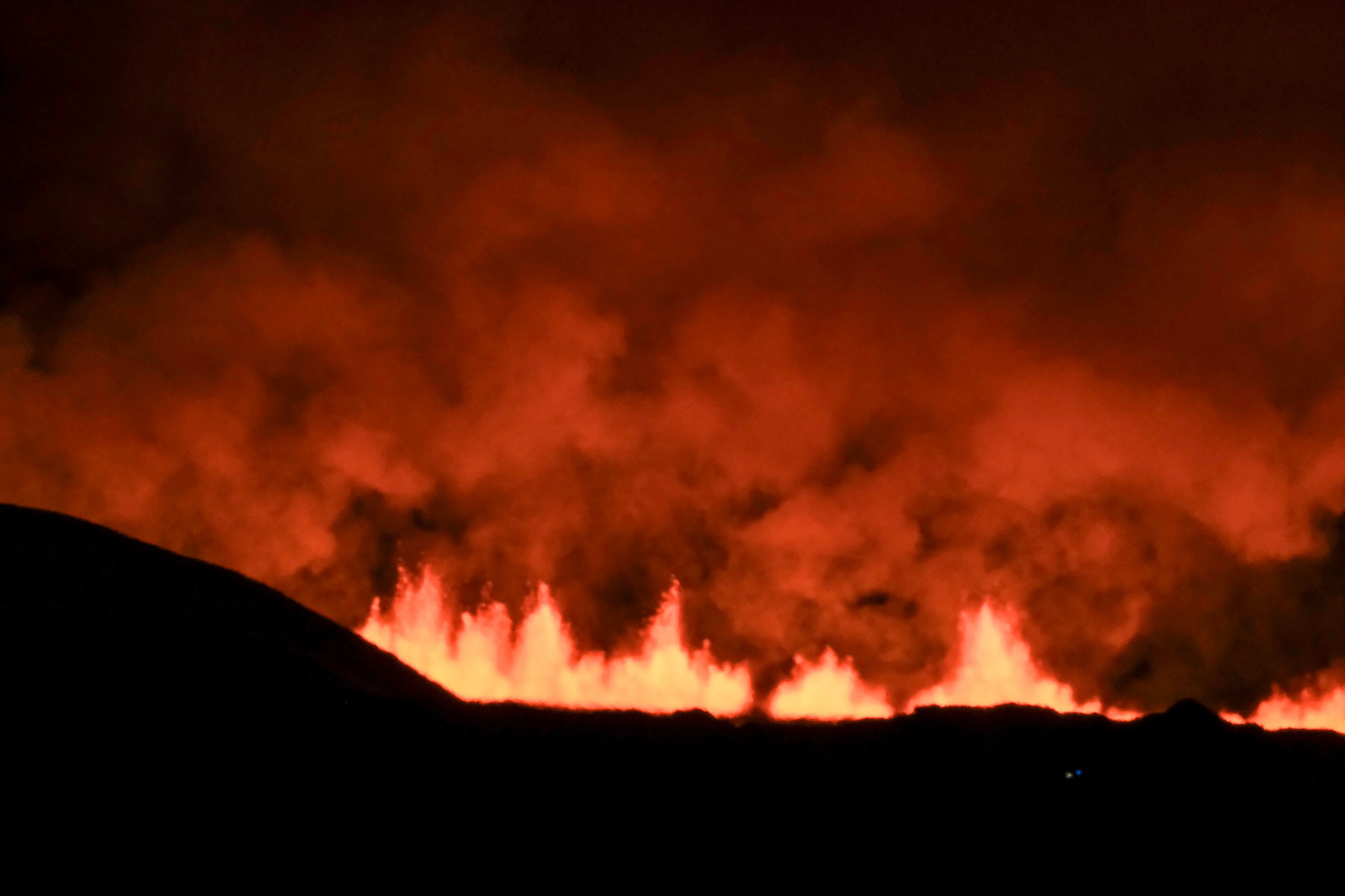 erupción volcánica cerca de Grindavik, en el oeste de Islandia, el 8 de febrero de 2023. (Foto de Kristinn Magnusson/AFP) / Islandia FUERA (Foto de KRISTINN MAGNUSSON/AFP vía Getty Images)
