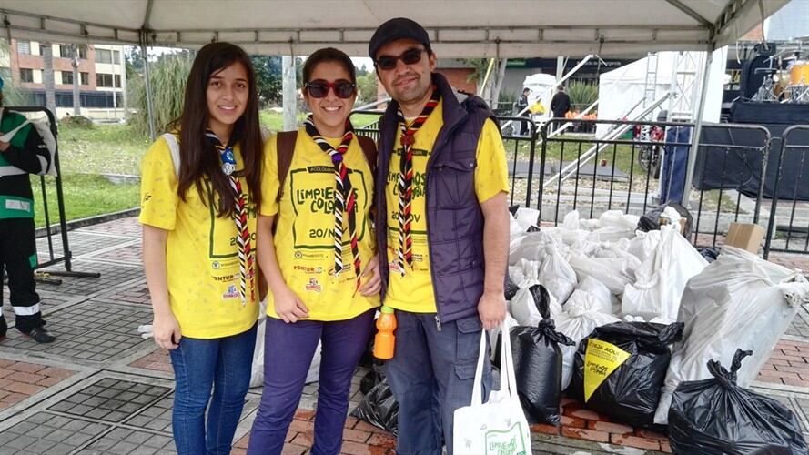 Luis Fernando Solarte salió con su familia a apoyar la campaña 'Limpiemos Colombia'. . Foto: La W/ Oriana Garcés.