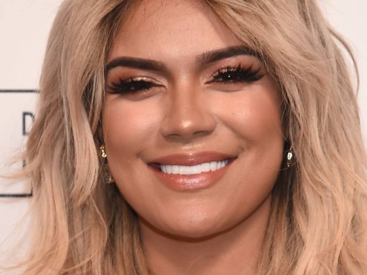 Karol G terminó “estrellada” en el suelo durante presentación