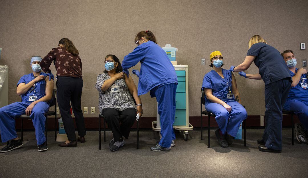 En Estados Unidos el ritmo de vacunación ha fluctuado entre 1 y 4 millones de dosis aplicadas al día. 