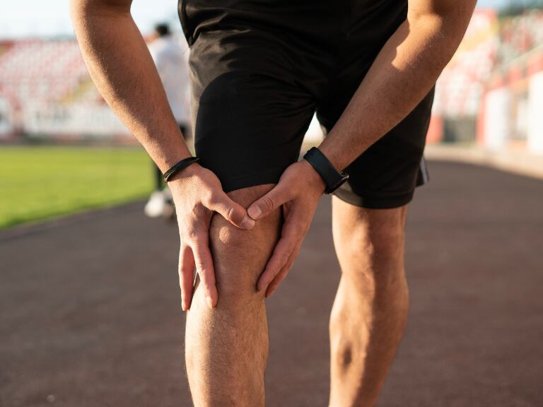 Hombre tocándose las rodillas (Getty Images)