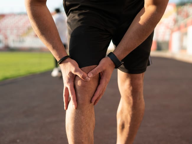 Hombre tocándose las rodillas (Getty Images)