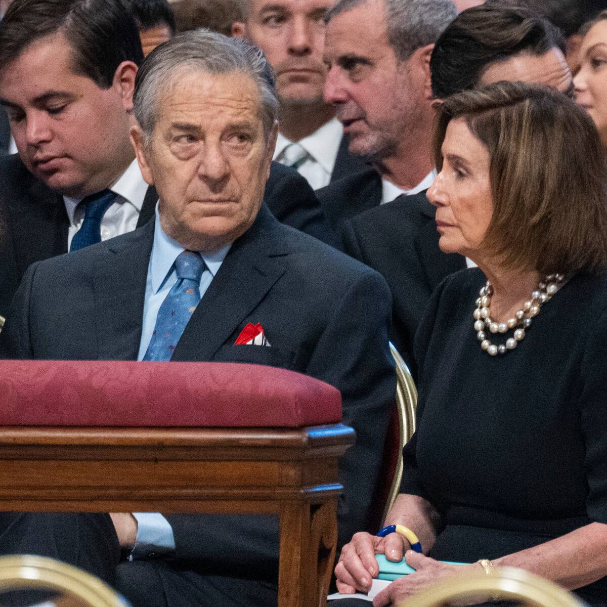 Atacan a esposo de legisladora demócrata Nancy Pelosi a días de elecciones en EE.UU.