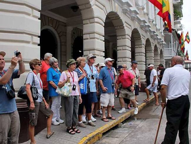 A Cartagena llegaron menos turistas por avión, pero aumentaron por tierra