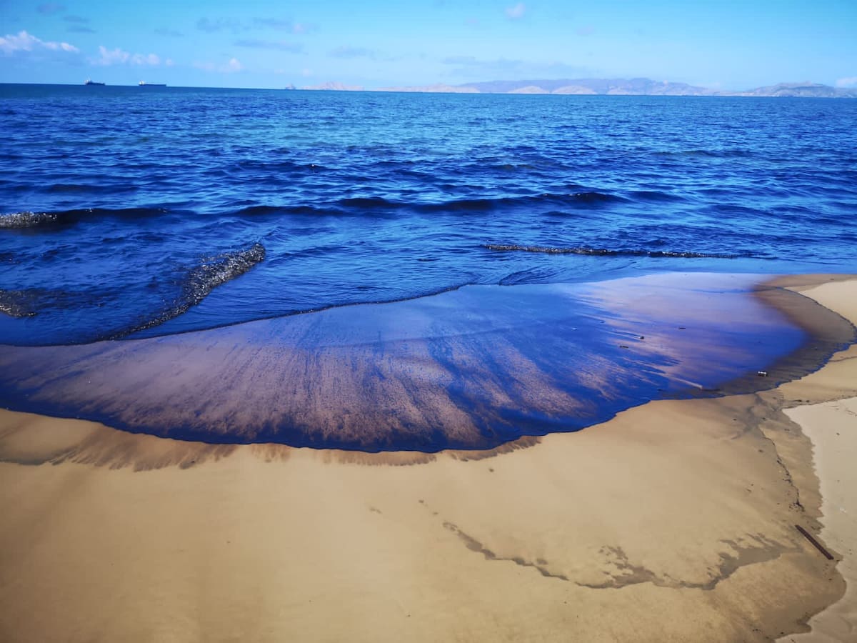 Un derrame de petróleo afecta la costa del oriente de Venezuela