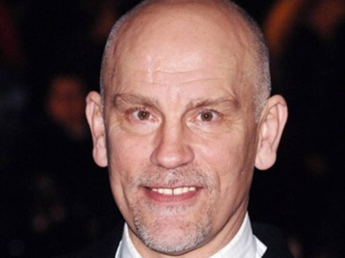 El actor John Malkovich representa en Bogotá la obra 'La Comedia Infernal'