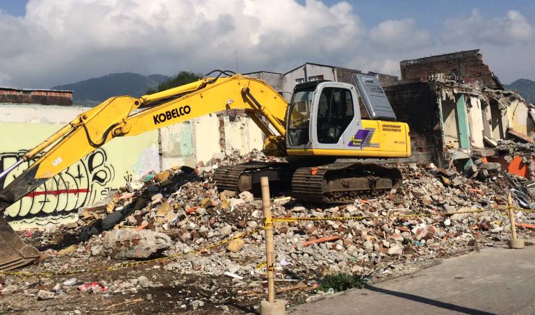 Las máquinas que se usarían para la demolición están frenadas por seguridad ante el alto flujo de peatones en la zona.