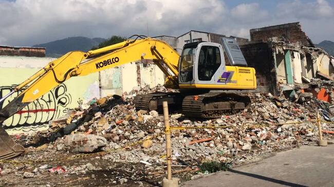 Las máquinas que se usarían para la demolición están frenadas por seguridad ante el alto flujo de peatones en la zona.