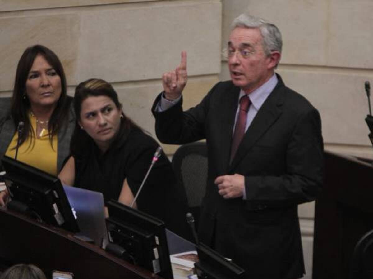 En firme investidura de senador Álvaro Uribe