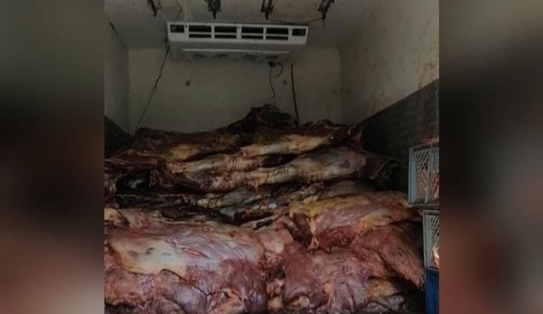 La carne en mal estado que fue decomisada por la Policía.