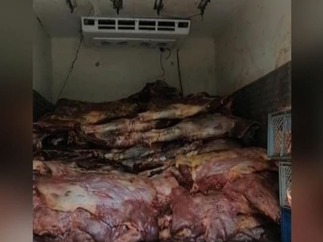 La carne en mal estado que fue decomisada por la Policía.