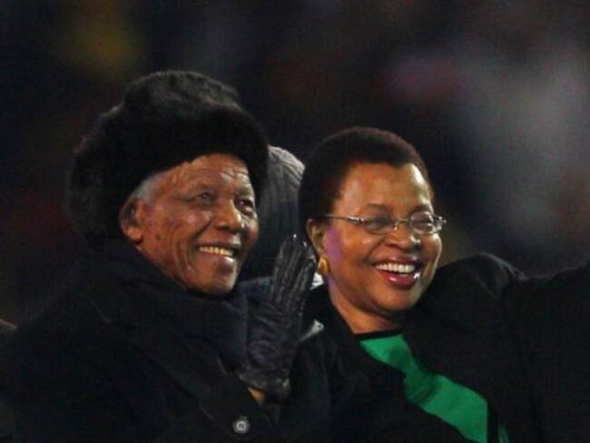 Su última aparición pública: recorriendo el Soccer City Stadium durante la final del Mundial de Sudáfrica en 2010. El público bramaba "Madiba!, Madiba!", mientras él saludaba con una sonrisa. Mandela fue fundamental para que el país sudafricano organizara el primer mundial en el continente.