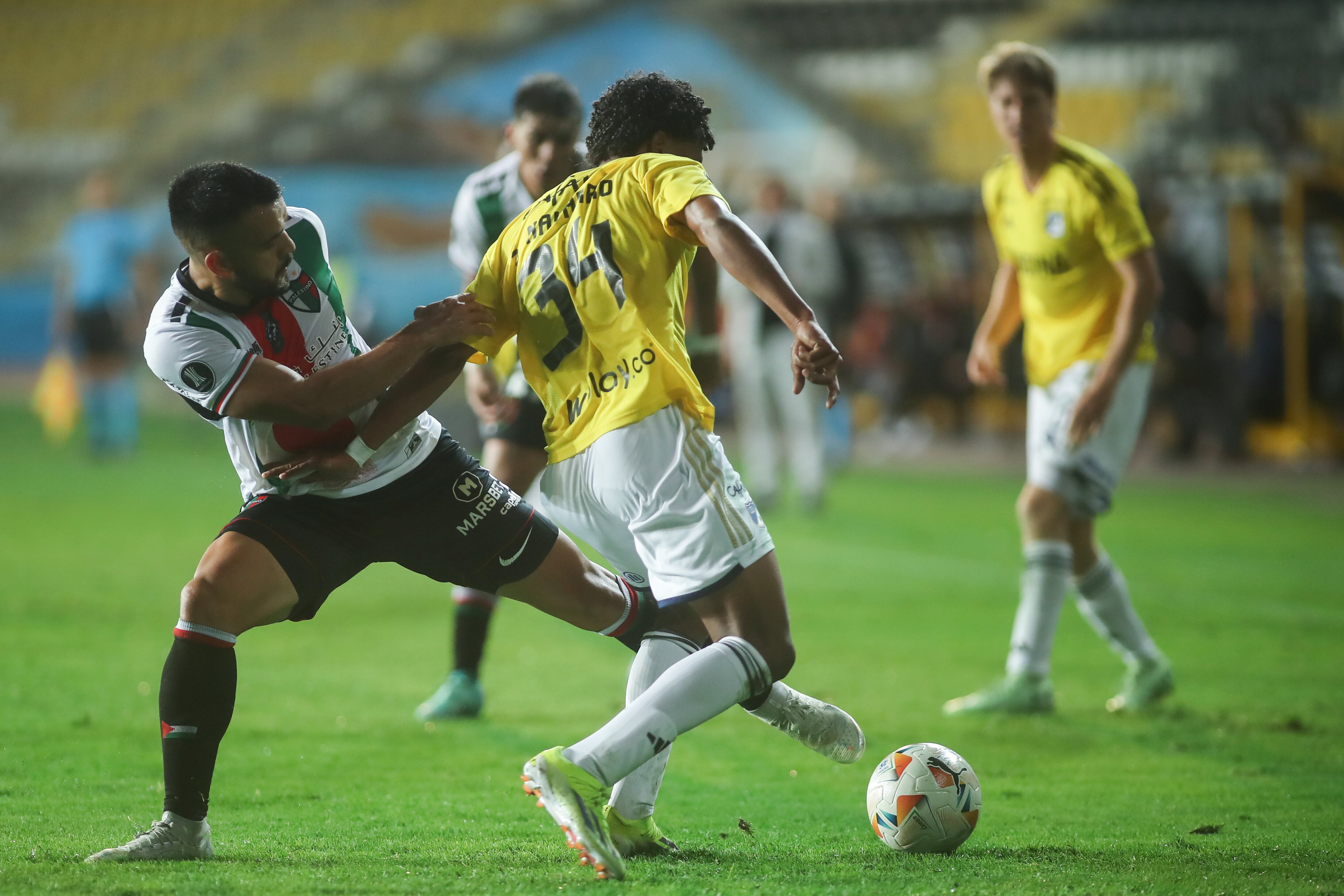 AMDEP700. COQUIMBO (CHILE), 25/04/2024.- Misael Dávila (i) de Palestino disputa el balón con Sander Andrés Navarro de Millonarios este jueves, en un partido de la fase de grupos de la Copa Libertadores entre Palestino y Millonarios en el estadio Municipal Francisco Sánchez Rumoroso en Coquimbo (Chile). EFE/ Hernán Contreras