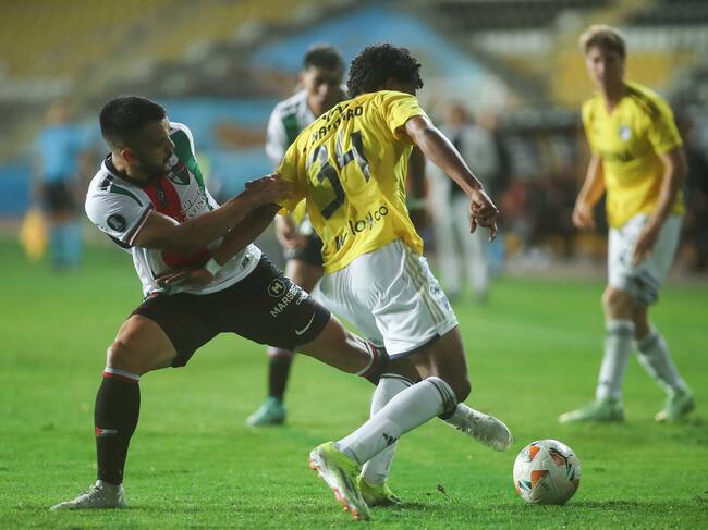 AMDEP700. COQUIMBO (CHILE), 25/04/2024.- Misael Dávila (i) de Palestino disputa el balón con Sander Andrés Navarro de Millonarios este jueves, en un partido de la fase de grupos de la Copa Libertadores entre Palestino y Millonarios en el estadio Municipal Francisco Sánchez Rumoroso en Coquimbo (Chile). EFE/ Hernán Contreras