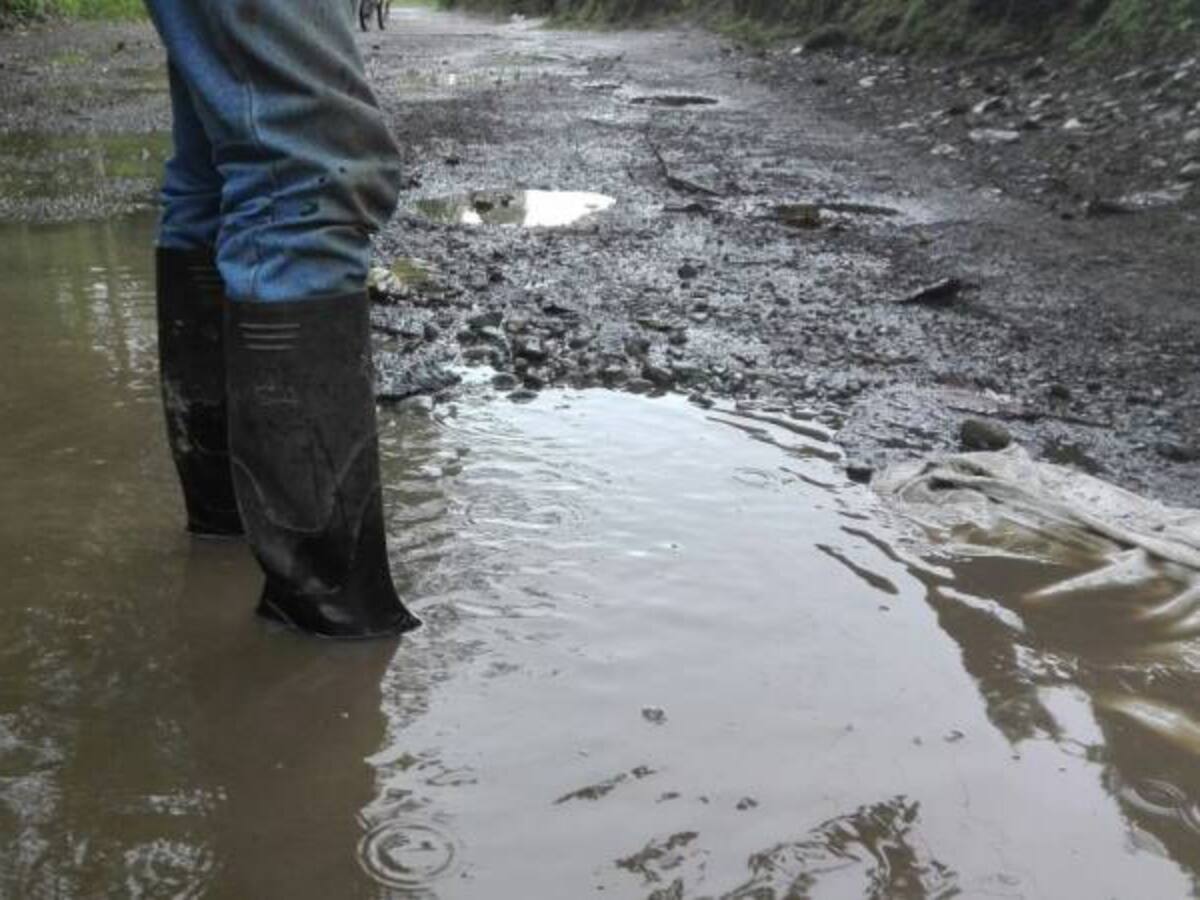 Vía del corregimiento el Caimo de Armenia lleva más de dos años en mal estado