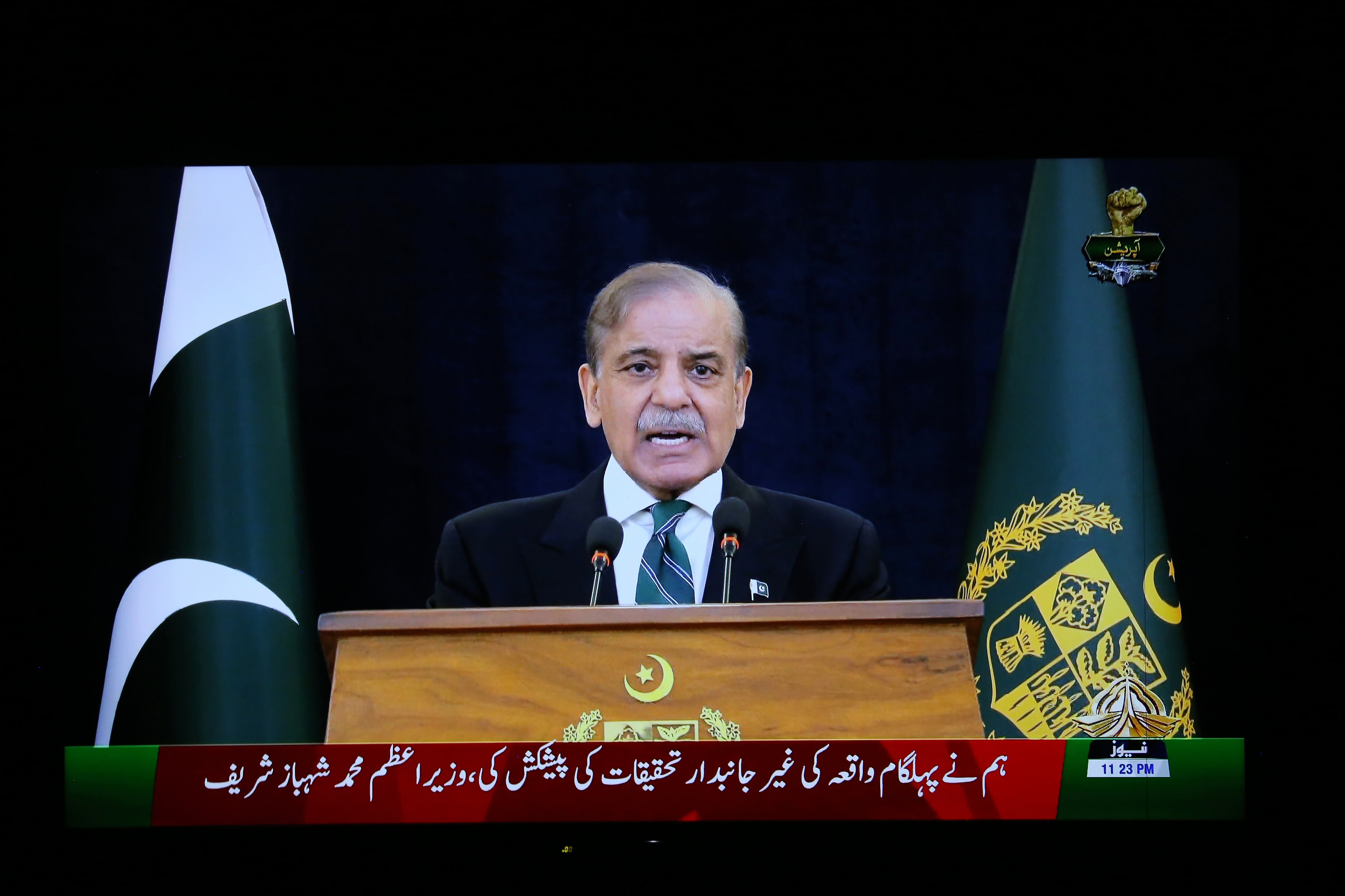 PESHAWAR (Pakistan), 10/05/2025.- Pakistani Prime Minister Shehbaz Sharif addresses the nation on TV following the ceasefire agreement between Pakistan and India, in Peshawar, Pakistan, 10 May 2025. Pakistan and India have confirmed an immediate ceasefire, following days of military escalation between the two countries. The ceasefire, announced by US President Donald Trump and confirmed by both countries' officials, aims to halt military operations and focus on diplomatic solutions. EFE/EPA/BILAWAL ARBAB