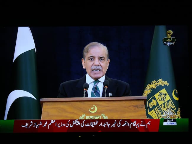 PESHAWAR (Pakistan), 10/05/2025.- Pakistani Prime Minister Shehbaz Sharif addresses the nation on TV following the ceasefire agreement between Pakistan and India, in Peshawar, Pakistan, 10 May 2025. Pakistan and India have confirmed an immediate ceasefire, following days of military escalation between the two countries. The ceasefire, announced by US President Donald Trump and confirmed by both countries' officials, aims to halt military operations and focus on diplomatic solutions. EFE/EPA/BILAWAL ARBAB