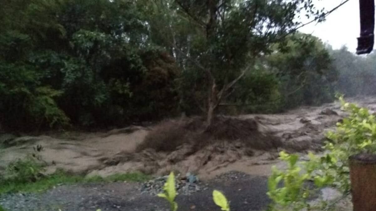 Creciente del Río Santodomingo en Calarcá se llevó parte una vía rural
