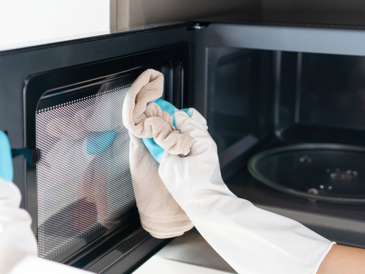 Truco rápido y efectivo para limpiar el horno microondas: con solo 2 ingredientes