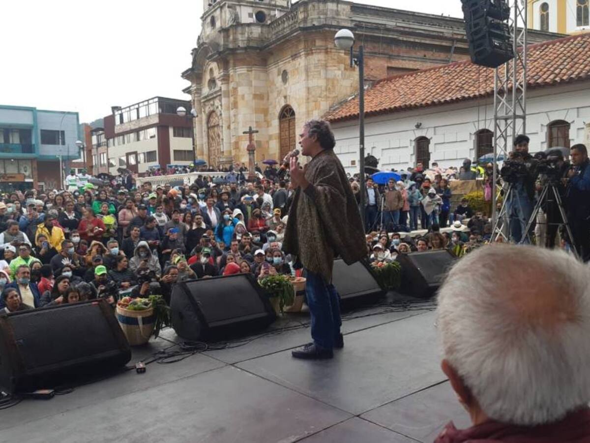 Sergio Fajardo habló de la pelea en Twitter entre 'Fico' y Petro