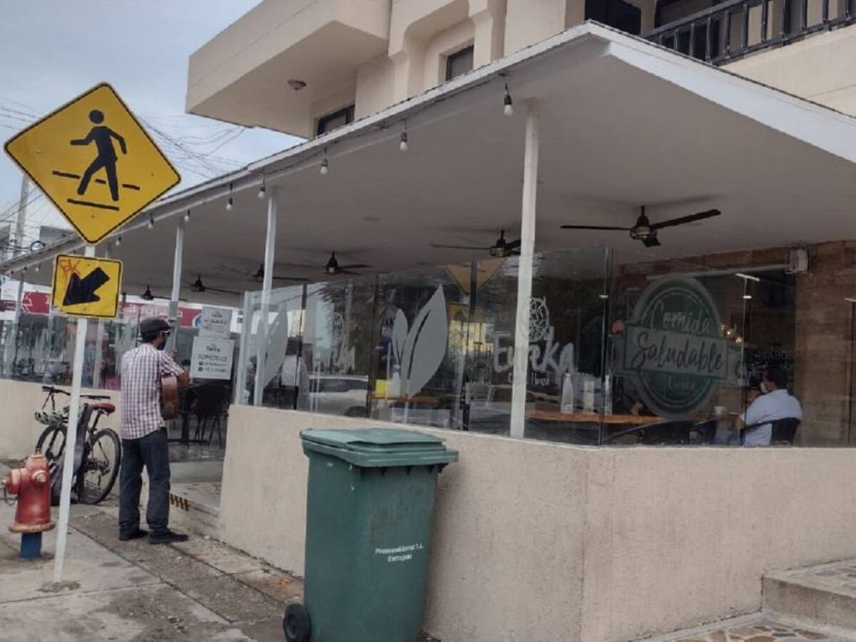 Delincuente motorizado robó en una cafetería del barrio Manga
