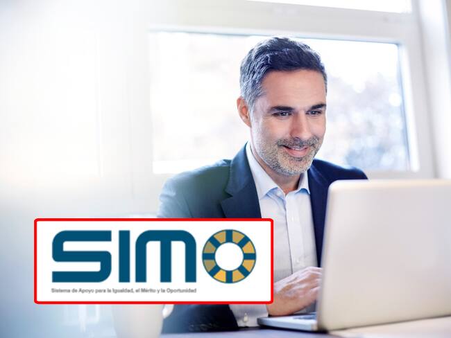 Hombre sentado viendo el computador; y el logo de SIMO. (Foto: Getty Images)