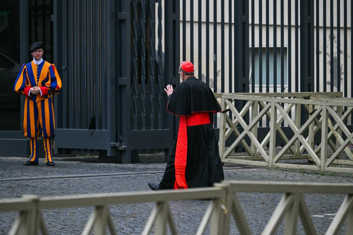 Italian cardinal and Latin Patriarch of Jerusalem Pierbattista Pizzaballa(C)  walks next to a Swiss guard as he arrives for a congregation meeting at The Vatican, on May 5, 2025. (Photo by Andreas SOLARO / AFP)