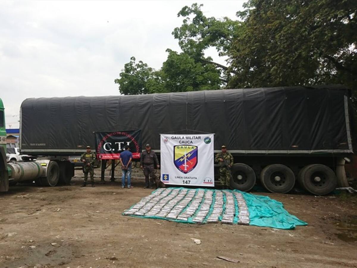 Incautan cargamento de cocaína camuflado en un tractocamión en Cauca