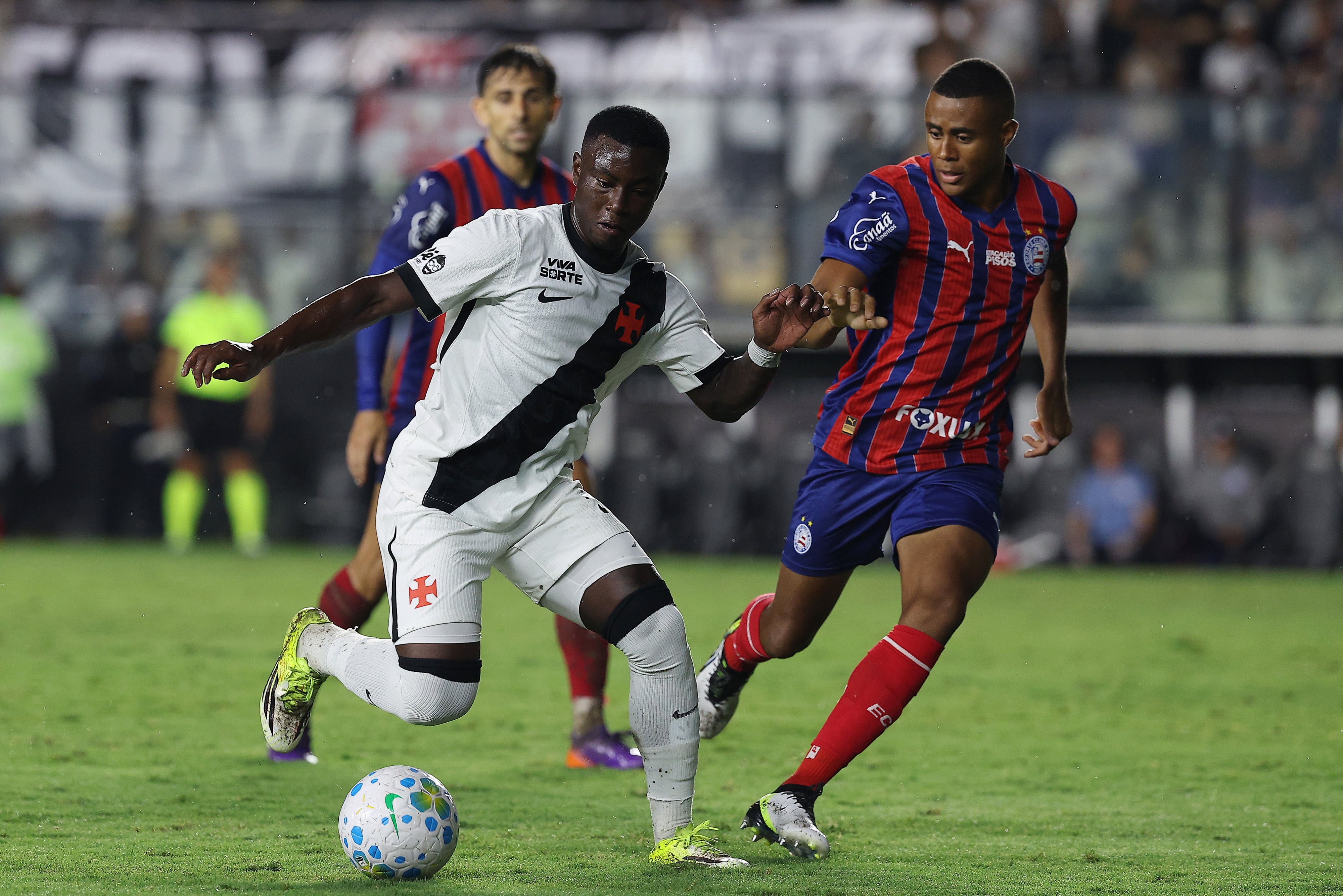 RIO DE JANEIRO, BRAZIL - FEBRUARY 11: Marino Hinestroza of Vasco da Gama competes for the ball with Erick of Bahia during the match between Vasco da Gama and Bahia as part of Brasileirao 2026 at Sao Januario Stadium on February 11, 2026 in Rio de Janeiro, Brazil. (Photo by Wagner Meier/Getty Images)