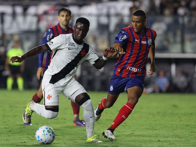 RIO DE JANEIRO, BRAZIL - FEBRUARY 11: Marino Hinestroza of Vasco da Gama competes for the ball with Erick of Bahia during the match between Vasco da Gama and Bahia as part of Brasileirao 2026 at Sao Januario Stadium on February 11, 2026 in Rio de Janeiro, Brazil. (Photo by Wagner Meier/Getty Images)