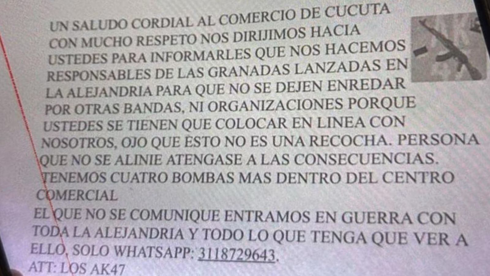Panfletos extorsivos en centro comercial. / Foto: Cortesía.