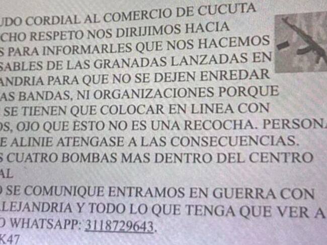Panfletos extorsivos en centro comercial. / Foto: Cortesía.