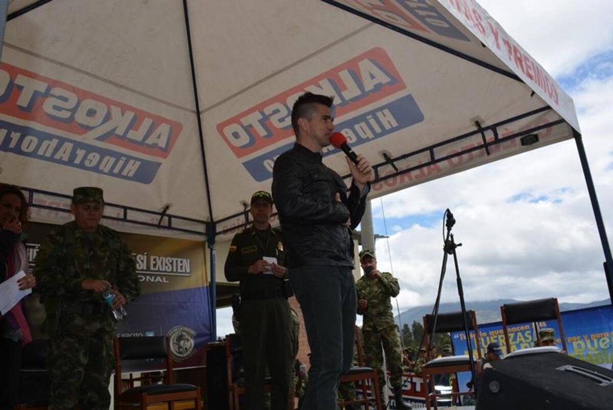 El artista colombiano se tomó fotos con los uniformados. Foto: Caracol Radio
